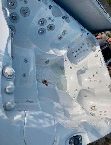 8persoons jacuzzi overcompleet nieuw  15999€ beschikbaar voor biedingen