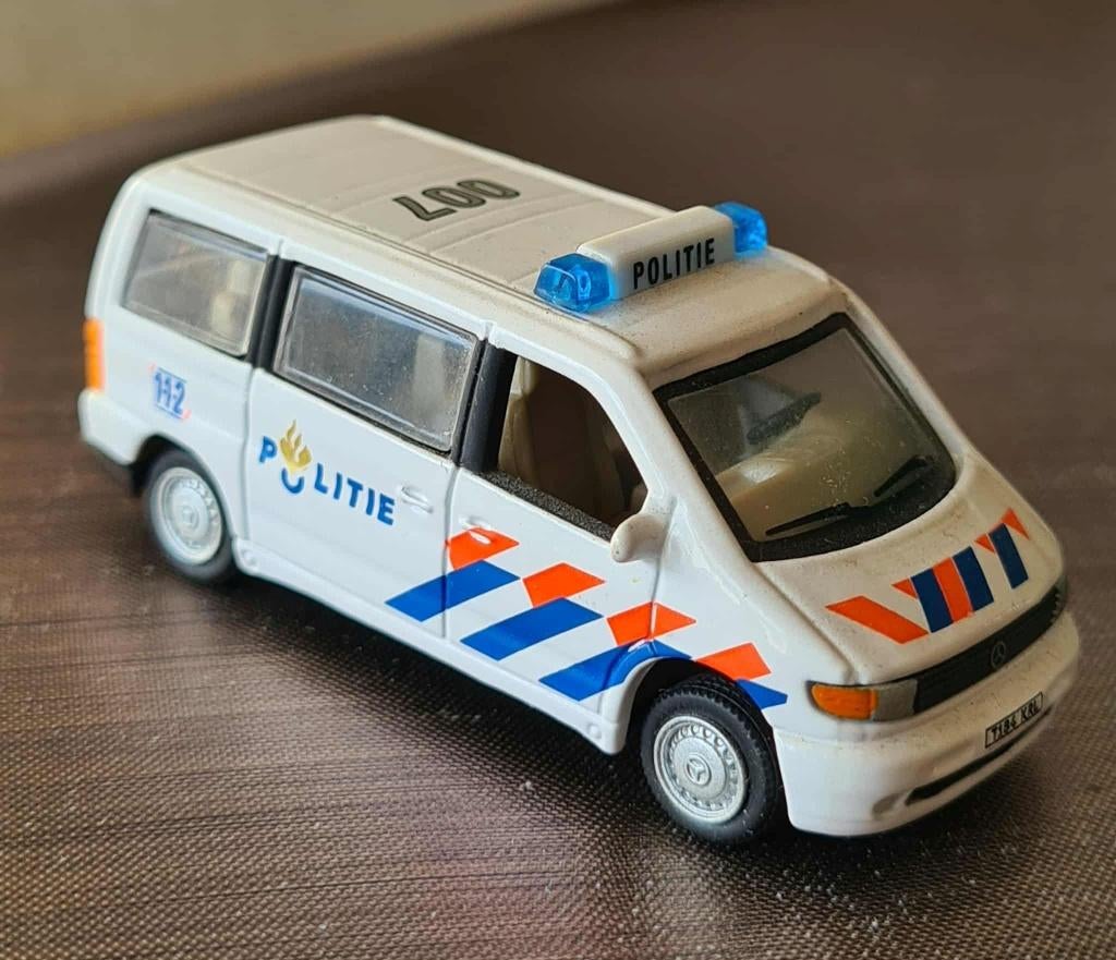 Hongwell 1:87 Mercedes-Benz Vito Ambulance + Politie busje, Hobby en Vrije tijd, Modelauto's | 1:87, Ophalen of Verzenden, Zo goed als nieuw