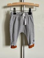 Hema wit-blauw gestreept stretch broekje; maat 62, Broekje, Jongetje of Meisje, Ophalen of Verzenden, Zo goed als nieuw