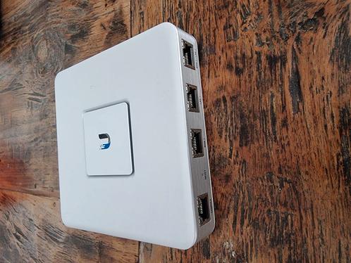 Ubiquiti Unifi security Gateway, Computers en Software, Netwerkkaarten, Gebruikt, Ophalen of Verzenden