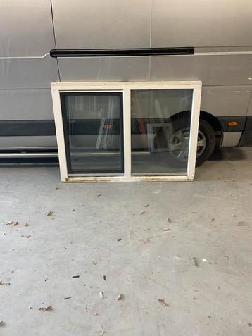Hardhouten kozijn met draai/ kiepraam beschikbaar voor biedingen