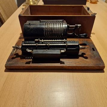 Antieke Calculator  beschikbaar voor biedingen