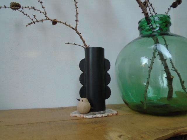 H&M Home zwarte porseleinen rechte cilinder vaas design, Huis en Inrichting, Woonaccessoires | Vazen, Zo goed als nieuw, Zwart