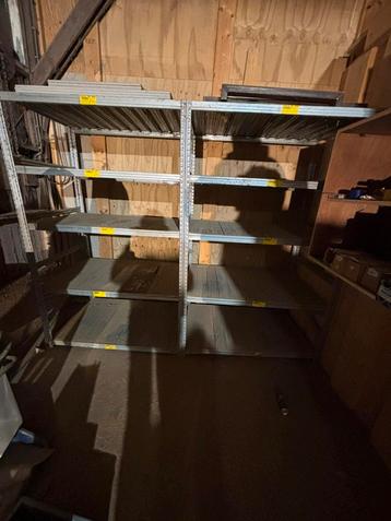 Mooie legbord stelling beschikbaar voor biedingen