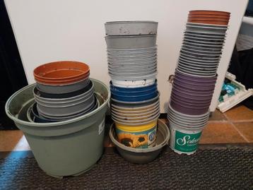 83 kweekpotjes of bloempotjes, diverse maten. beschikbaar voor biedingen