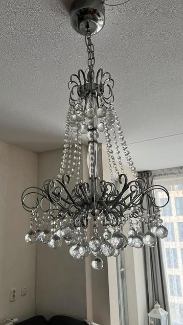 Elegante kroonluchter met kristallen beschikbaar voor biedingen