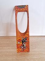 Handgeschilderde Australische  houten gebogen wijnfleshouder, Antiek en Kunst, Ophalen of Verzenden