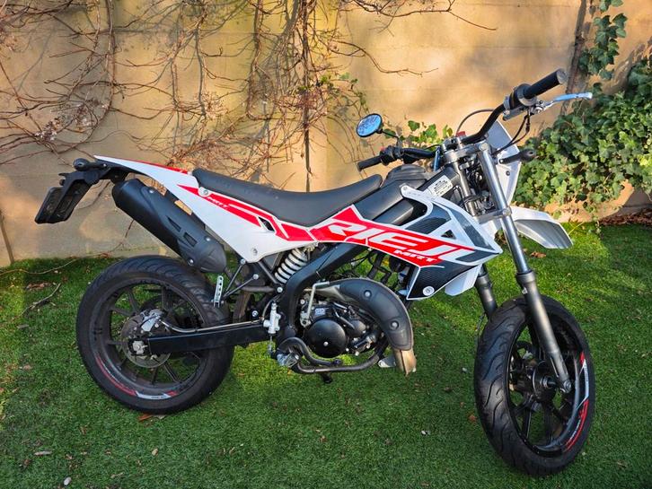 Rieju MRT 50SM - Supermotard brommer, Fietsen en Brommers, Brommers | Overige merken, Zo goed als nieuw, Maximaal 45 km/u, Ophalen