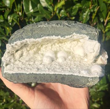 Gave edelsteen grot met Okeniet en Apofyliet kristallen  beschikbaar voor biedingen