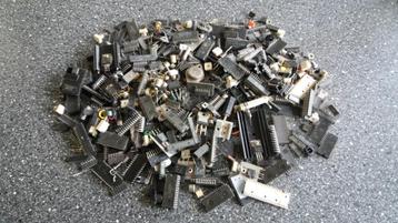 Doos vol elektronica onderdelen beschikbaar voor biedingen