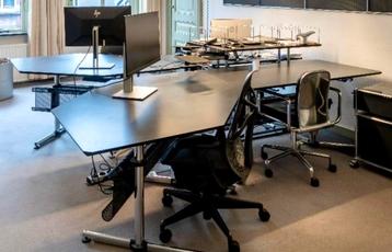 2 USM Haller Bureaus met allerlei toebehoren beschikbaar voor biedingen