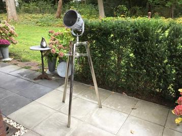 Aluminium Industriële driepoot statief met vintage spot beschikbaar voor biedingen