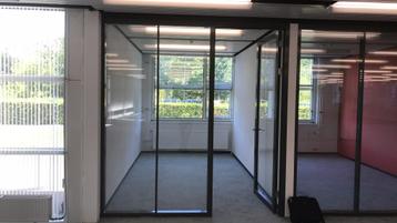 149 - Aluminium puien, systeemwand met deur en dubbel glas beschikbaar voor biedingen