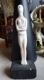 Cycladische figuur : vrouw met armen over elkaar, Antiek en Kunst, Ophalen of Verzenden