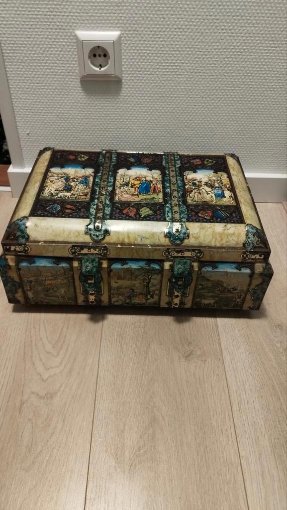 Vintage Grote GBC Biscuit Tin, Middeleeuwse scènes,, Verzamelen, Blikken, Ophalen of Verzenden