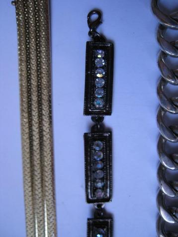 ARMBAND ZILVER STIJL EN 1 MET STEENTJES.  5,- PER STUK beschikbaar voor biedingen