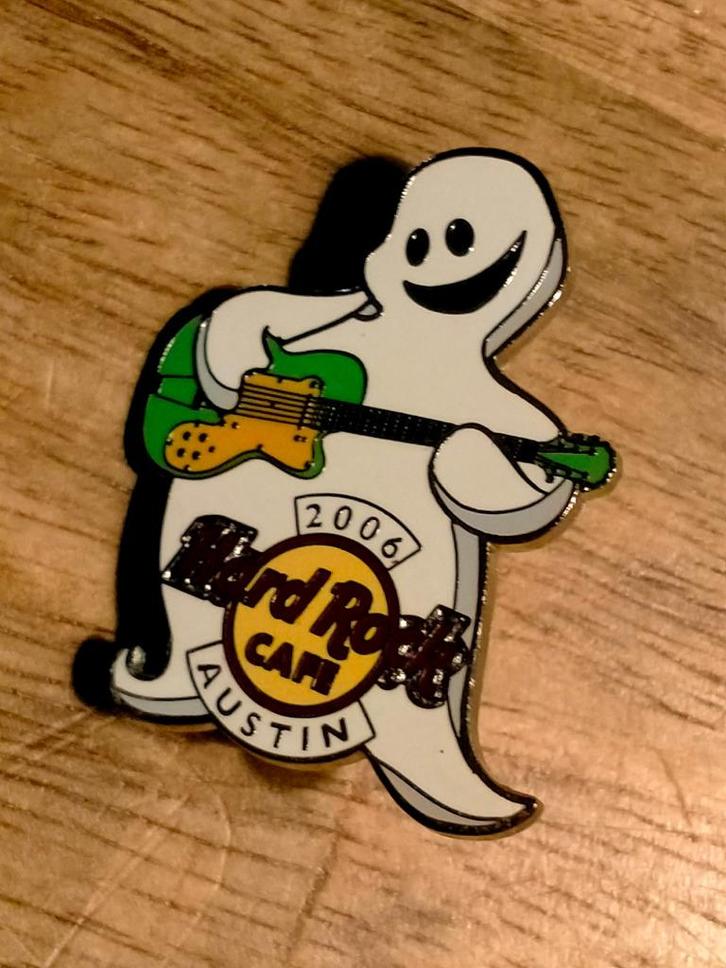 Hard Rock Cafe Austin 2006 HRC spook gitaar pin spoken 2, Verzamelen, Speldjes, Pins en Buttons, Gebruikt, Ophalen of Verzenden