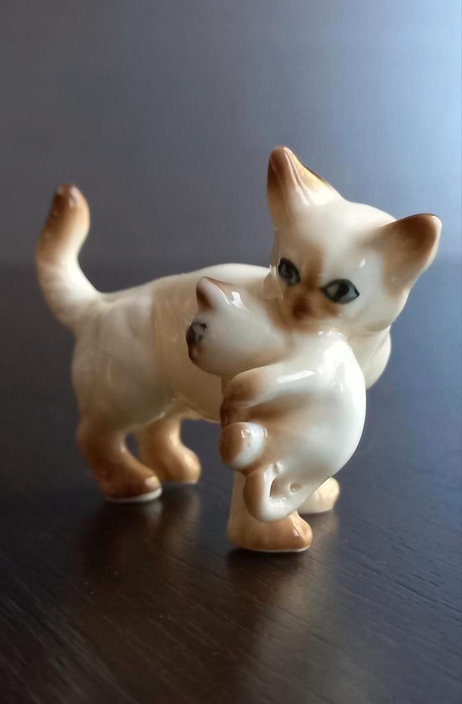 Vintage Bone China Siamese moederpoes met één kitten, Verzamelen, Beelden en Beeldjes, Ophalen of Verzenden