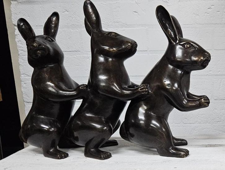 3 HAZEN IN POLONAISE / bronzen beeld, Tuin en Terras, Tuinbeelden, Nieuw, Dierenbeeld, Ophalen of Verzenden