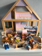 Houten roze poppenhuis, gemeubileerd en met 7 poppetjes, Ophalen, Zo goed als nieuw
