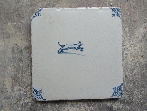 een 17e eeuwse tegel met een hondje., Antiek en Kunst, Antiek | Wandborden en Tegels, Ophalen of Verzenden