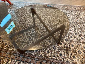 Glazen salontafel met houten poten (80cm) beschikbaar voor biedingen