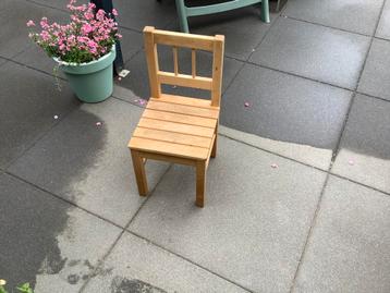 Leuk houten kinderstoeltje beschikbaar voor biedingen