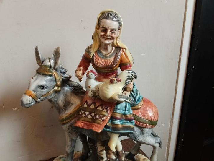 Oude Dame op Ezel met Kippen - Keramiek Beeld, Antiek en Kunst, Antiek | Keramiek en Aardewerk, Ophalen of Verzenden