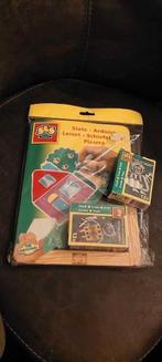 BROCANT VINTAGE KRIJT/ SCHOOL-BORD MET 2 PAKJES SCHOOLKRIJT, Antiek en Kunst, Ophalen of Verzenden