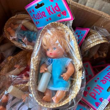 Hele doos popjes in wiegje. Nieuw in Verpakking! beschikbaar voor biedingen