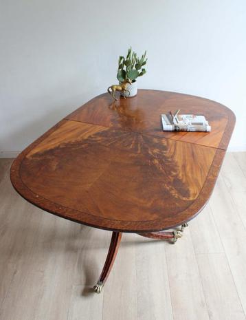 Antieke tafel op messing klauwpoten. Vintage eettafel beschikbaar voor biedingen