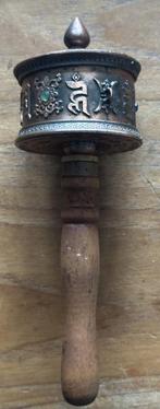 Tibetaanse gebedsmolen, een traditioneel boeddhistisch item, Ophalen