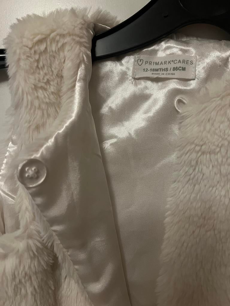 Wit kinder vestje met nep bont, Kinderen en Baby's, Babykleding | Maat 86, Zo goed als nieuw, Meisje, Truitje of Vestje, Ophalen of Verzenden