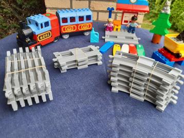 Lego Duplo treinrail met trein en wagon etc beschikbaar voor biedingen