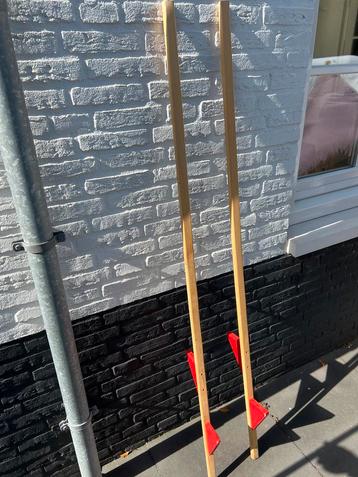 Stelten voor kinderen beschikbaar voor biedingen