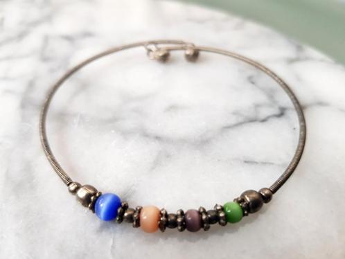 Zilverkleurige armband met kraaltjes blauw oranje lila groen, Sieraden, Tassen en Uiterlijk, Armbanden, Zo goed als nieuw, Overige materialen