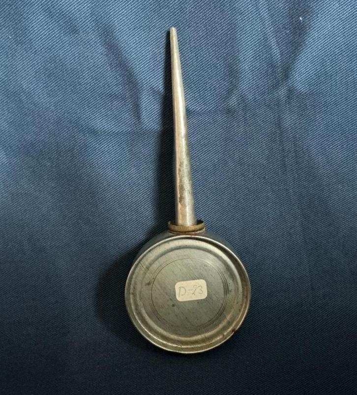 OLIESPUITJE BLIK ROND RECHTE HOEKEN D-23, Antiek en Kunst, Antiek | Gereedschap en Instrumenten, Ophalen of Verzenden