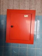 Vintage medicijnkastje 28 x 33 cm. Diepte 11 cm., Ophalen, Gebruikt, Rood