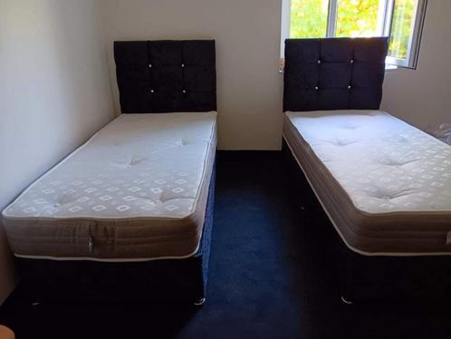 Elegante Bedframe met Knopen – Beschikbaar in Meerdere Maten, Huis en Inrichting, Slaapkamer | Beddengoed, Zo goed als nieuw, Dekbedovertrek