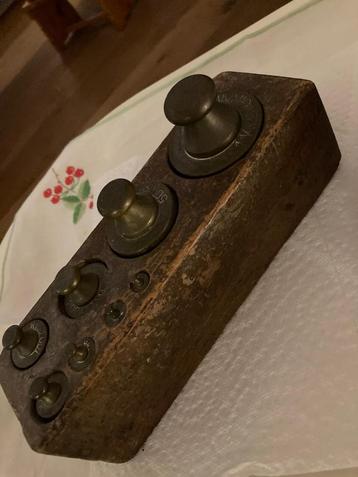 Antiek Gewichtenblok met Messing Gewichten beschikbaar voor biedingen
