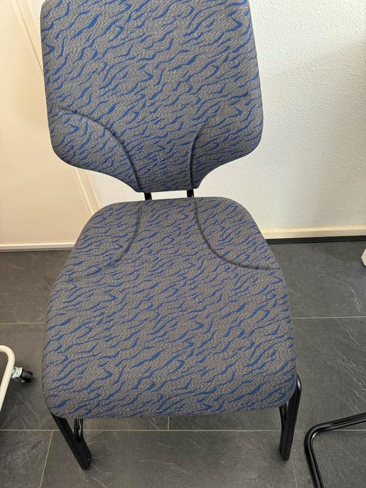 Grijze stoelen met stalen frame blauw motief, Huis en Inrichting, Stoelen, Gebruikt, Vijf, Zes of meer stoelen, Metaal, Stof, Grijs