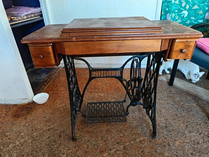 Antieke Singer Naaimachine met Meubel, Antiek en Kunst, Antiek | Naaimachines, Ophalen