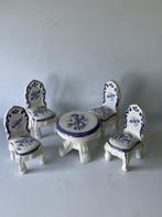 Blauw wit porselein. Minitatuur tafel met 4 stoeltjes., Ophalen