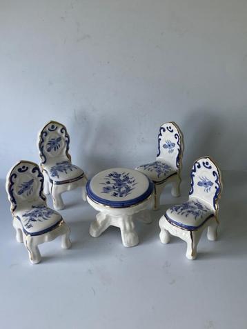 Blauw wit porselein. Minitatuur tafel met 4 stoeltjes. beschikbaar voor biedingen