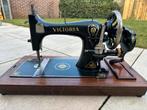 Antieke Victoria handnaaimachine 440788, Ophalen
