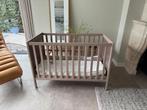 Ikea Sundvik ledikant babybed incl. matras eikenhouk look, Ophalen, Zo goed als nieuw, Ledikant