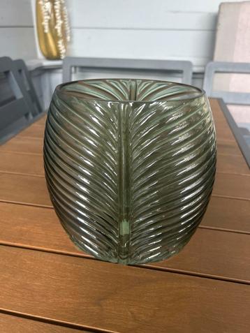 Groene Vaas met Bladmotief beschikbaar voor biedingen