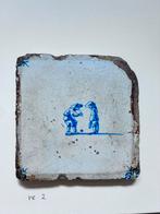 Tegel Delfts Blauw- 2 figuren spelen doezelen, Ophalen of Verzenden