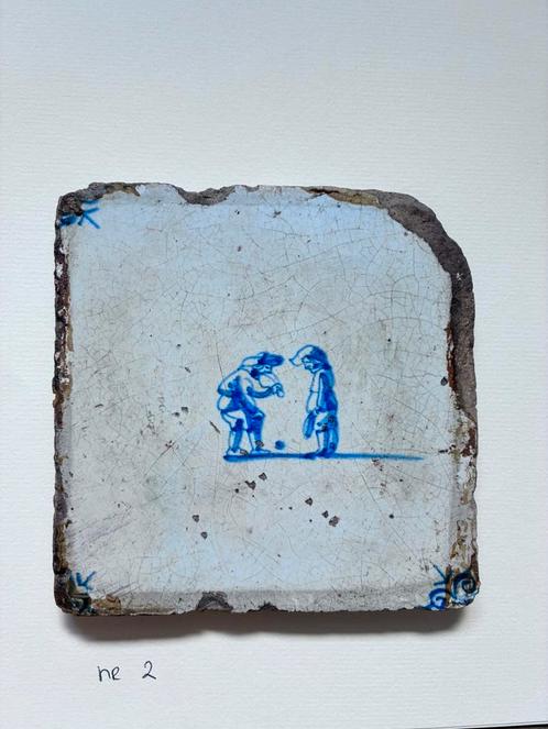 Tegel Delfts Blauw- 2 figuren spelen doezelen, Antiek en Kunst, Antiek | Wandborden en Tegels, Ophalen of Verzenden