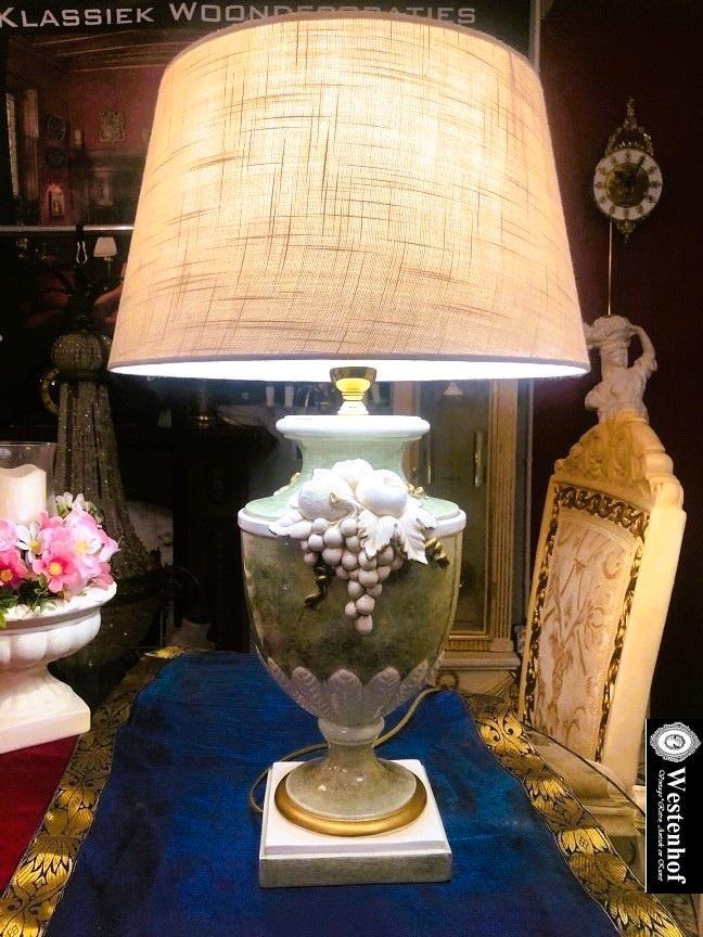 Groot brocante tafellamp Italiaans porselein groen met goud, Huis en Inrichting, Lampen | Tafellampen, Gebruikt, Minder dan 50 cm